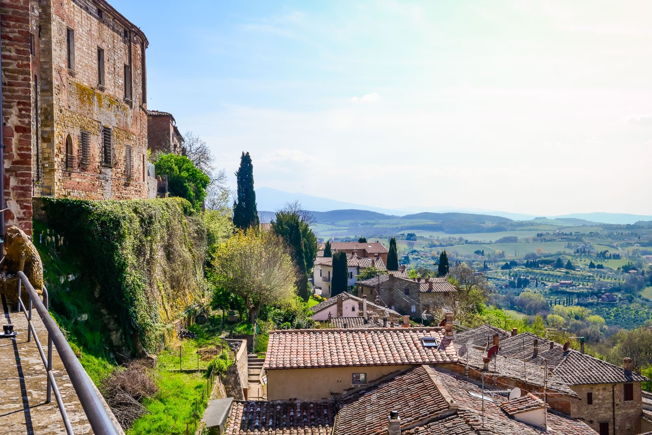 Utsikt över landskapet från kullen där Montepulciano ligger