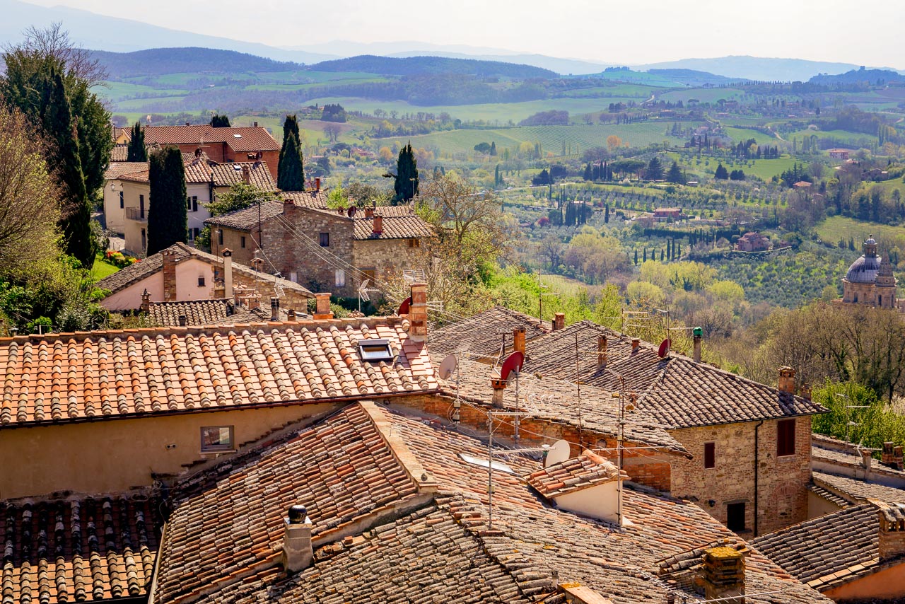 Utsikt över landskapet från kullen där Montepulciano ligger