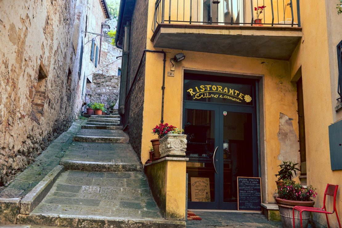 Restaurang på en bakgata i Montepulicano