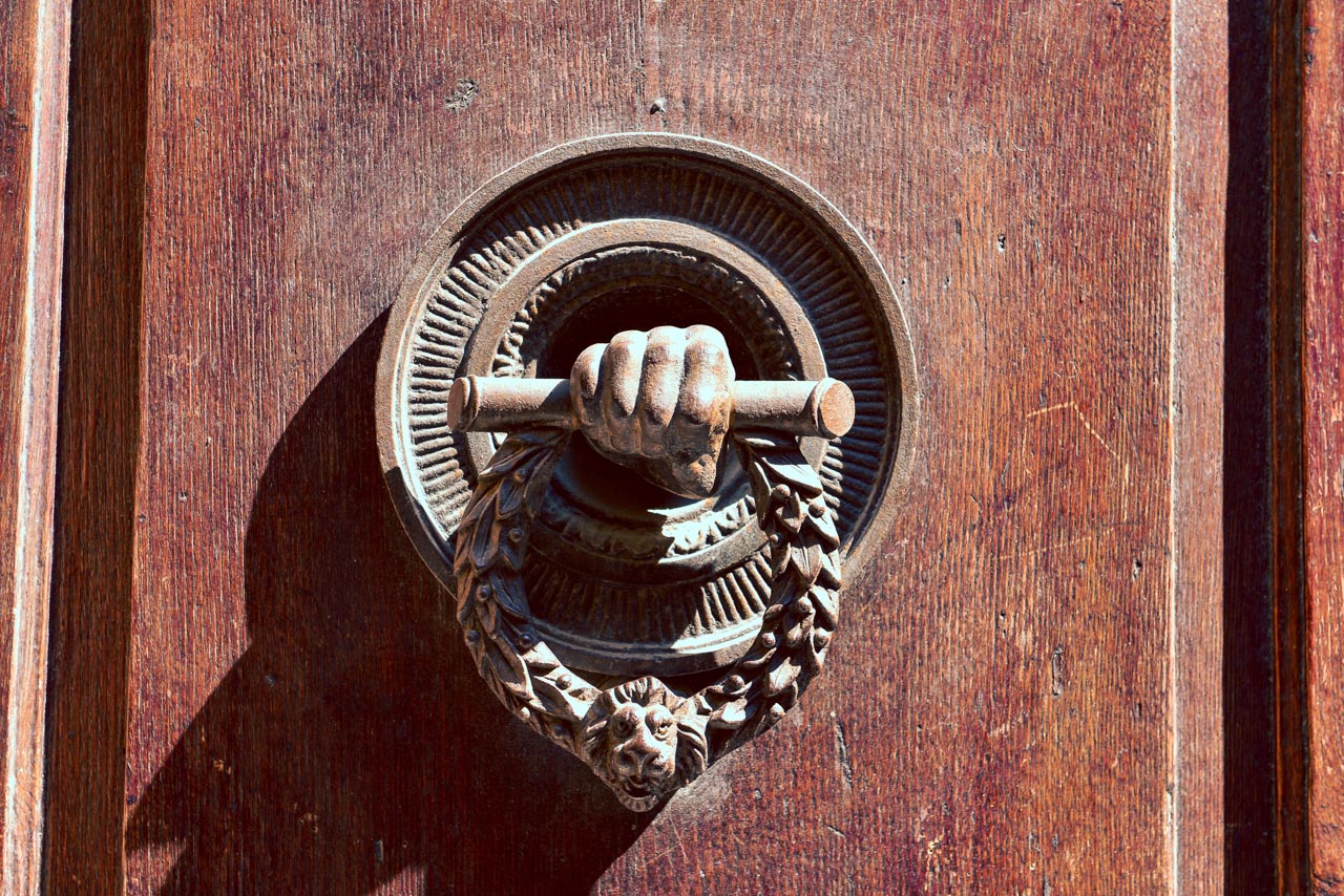 Door handle that looks like a hand