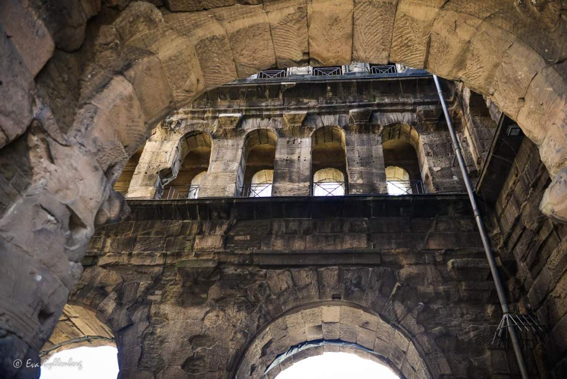 Den romerska porten Porta Nigra inifrån