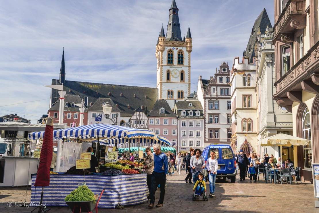 Torget med torghandel en solig dag i Trier.