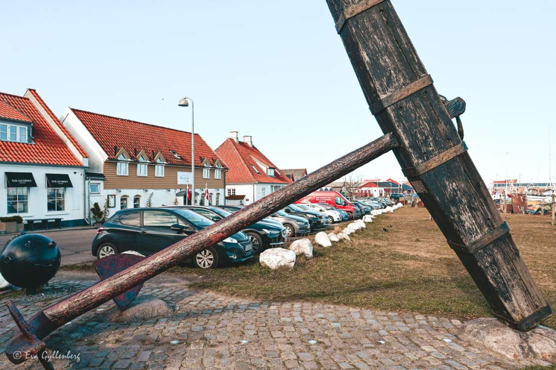 Det stora träankaret i hamnen i Gilleleje