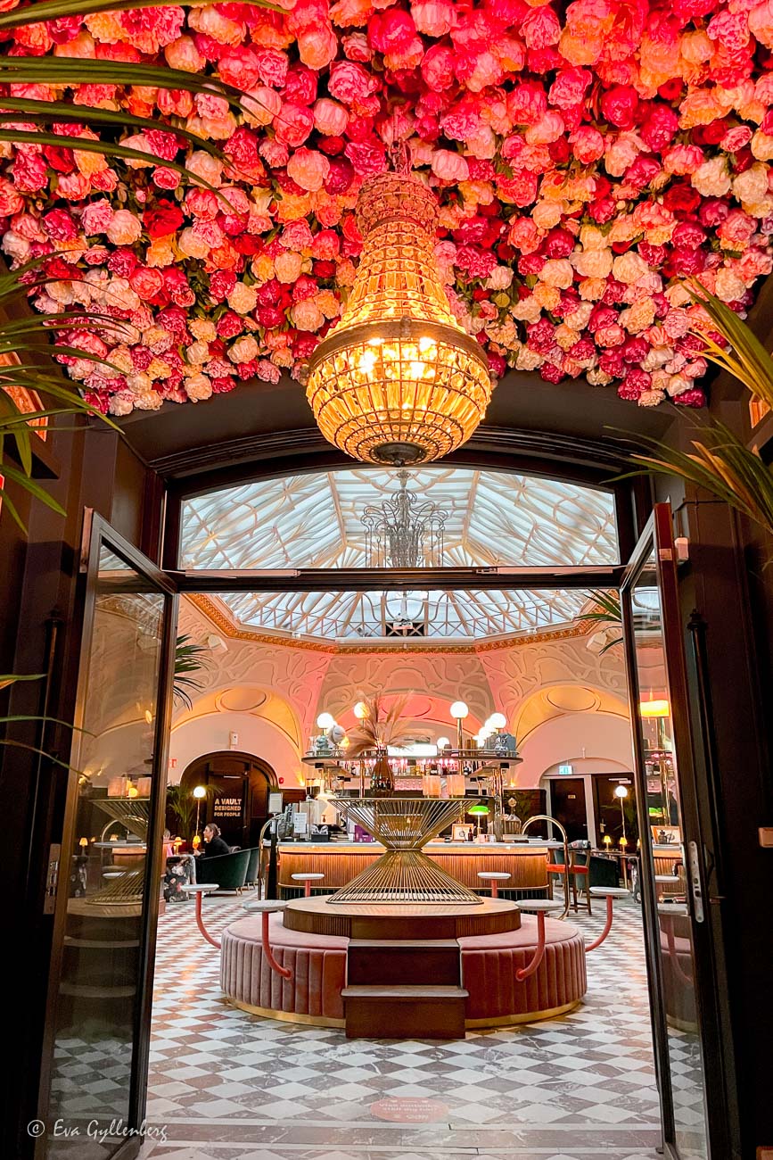 Den rosa rosenfyllda entrén till hotellet the Vault i Helsingborg