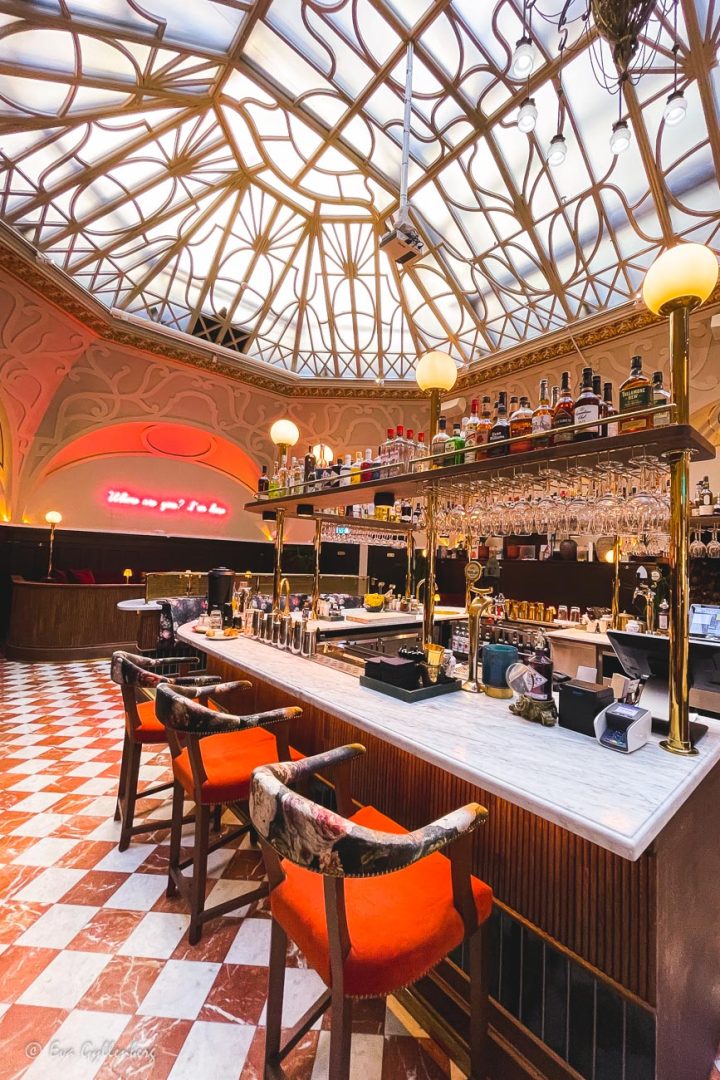Den snygga baren på the Vault hotell med det imponerande glastaket