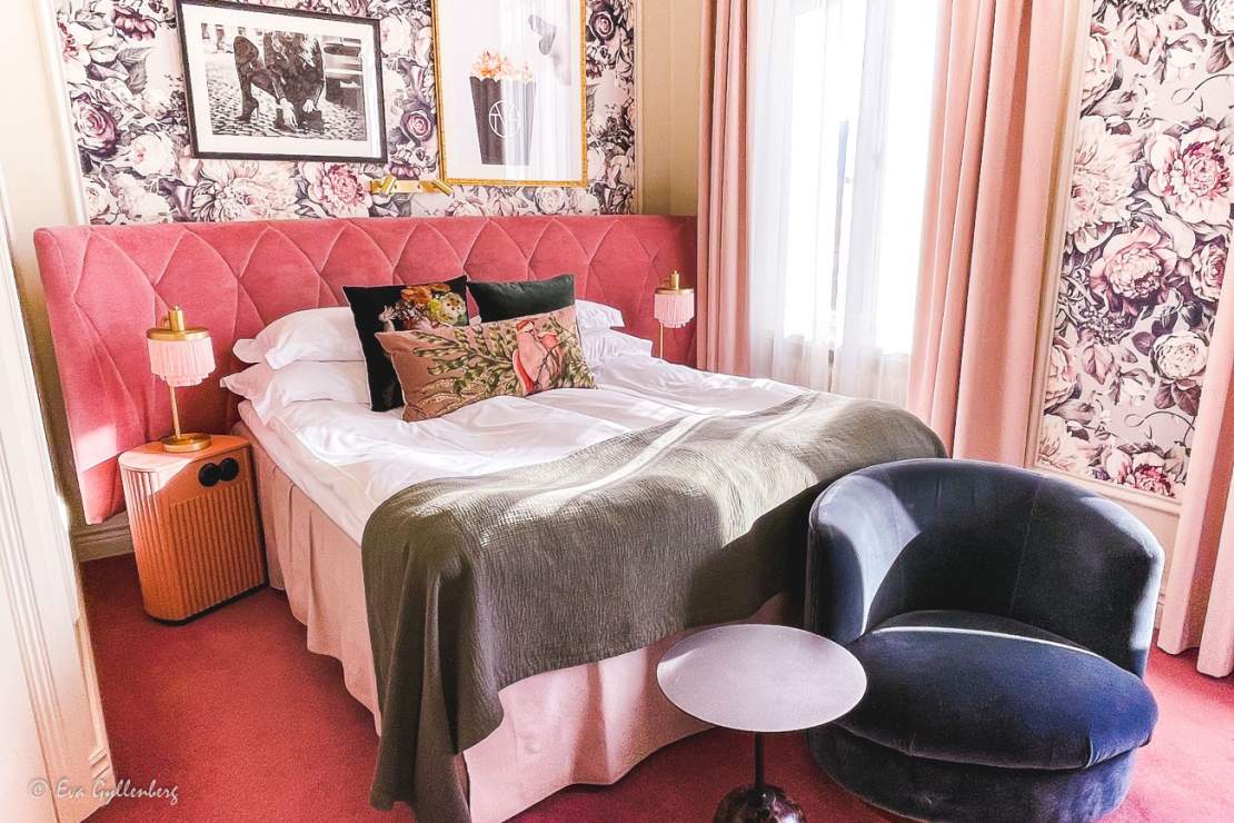Hotellrum på the Vault med rosa sammet och blommiga väggar