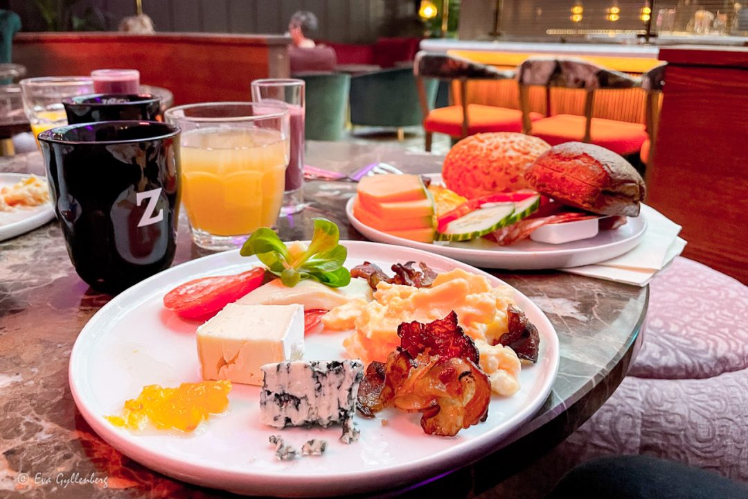 Frukost med bacon, ägg och juice