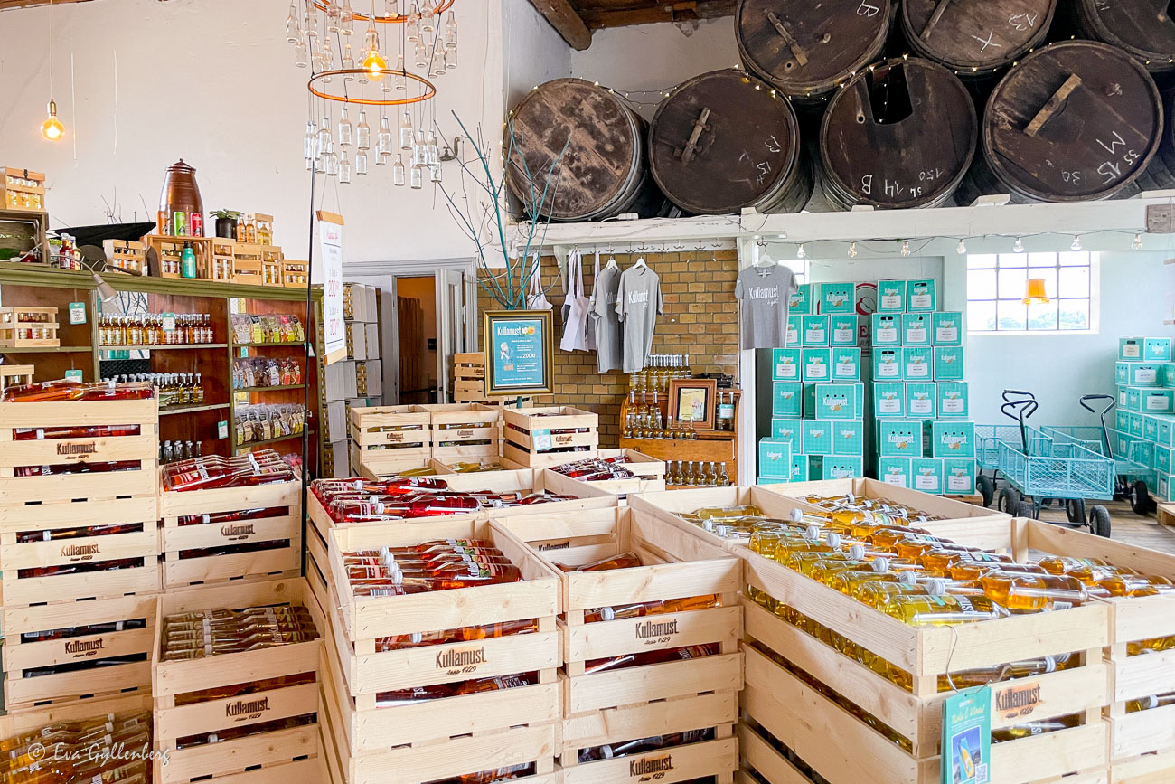 Kullamust gårdsbutik med must i lådor