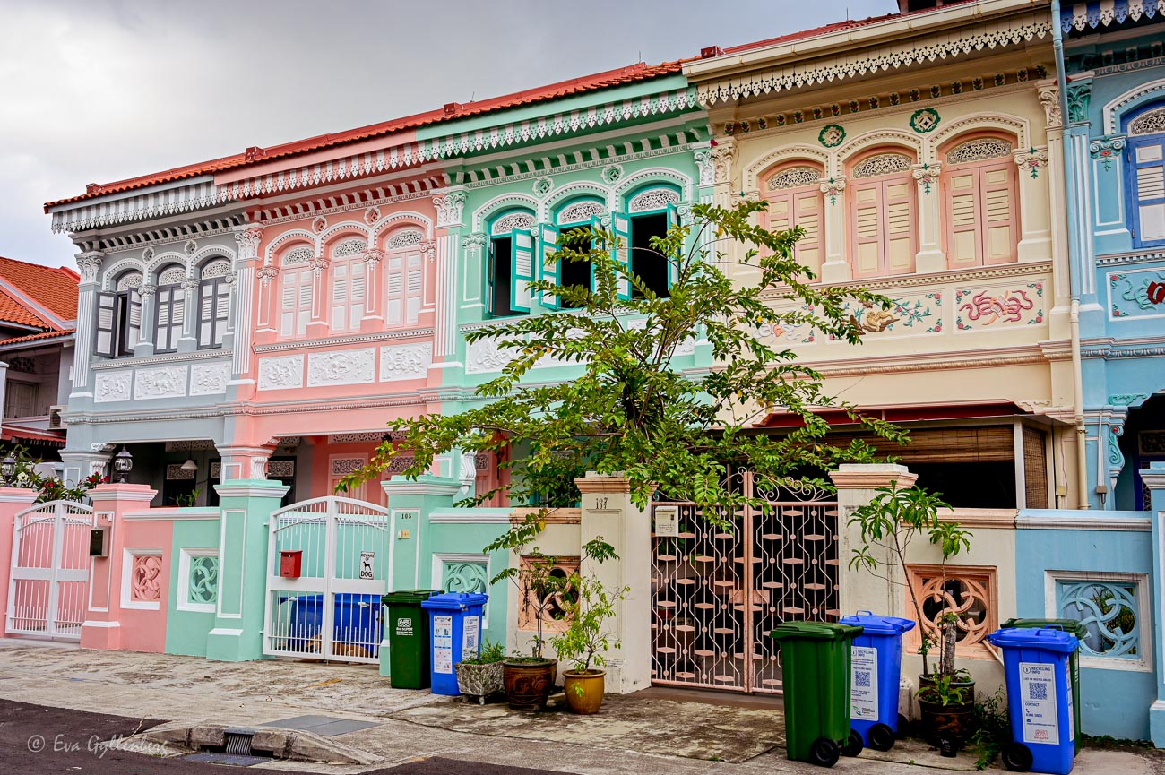 Shophouses i alla regnbågens färger i Joo Chiat