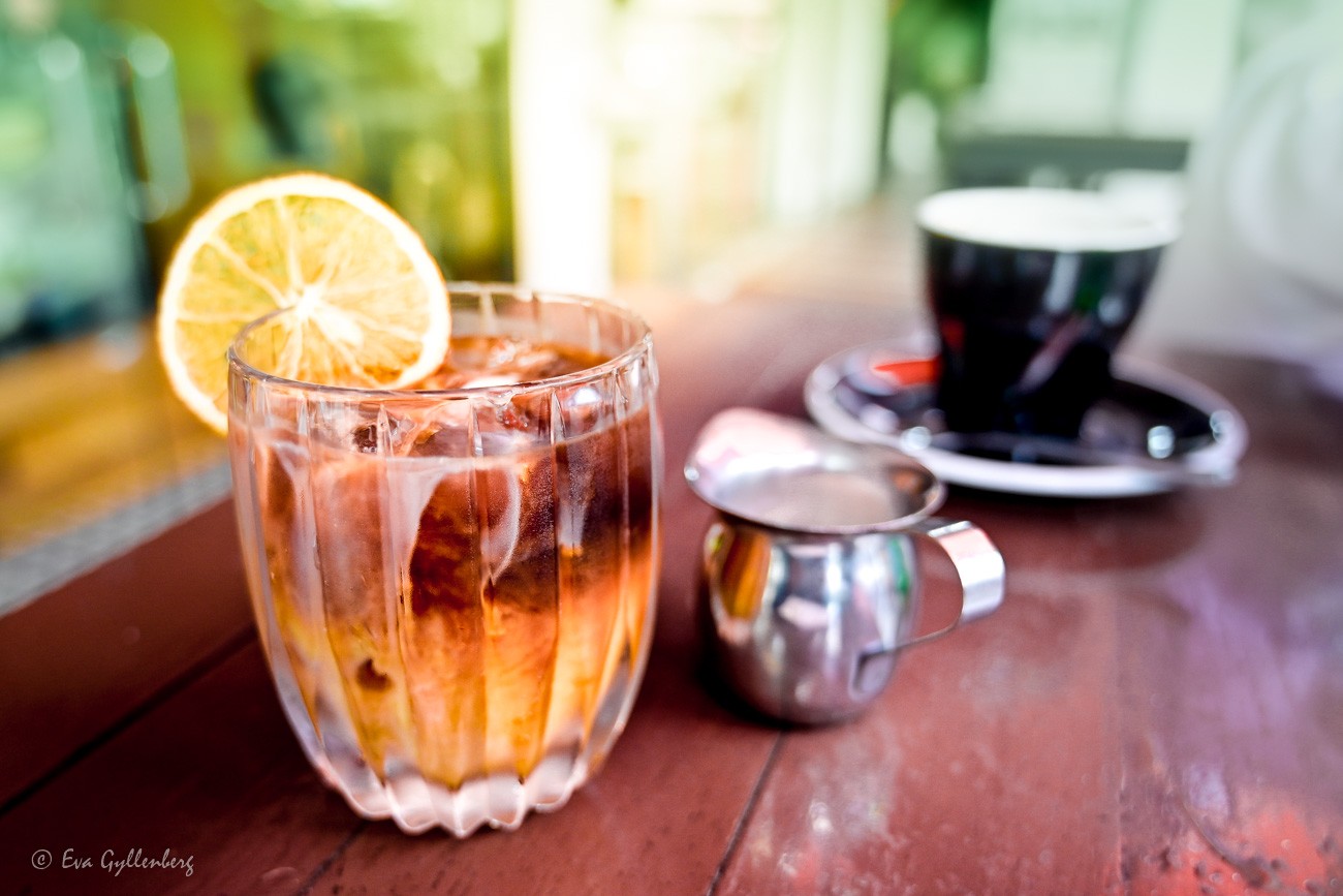 Kallt kaffe i ett glas med en citronskiva