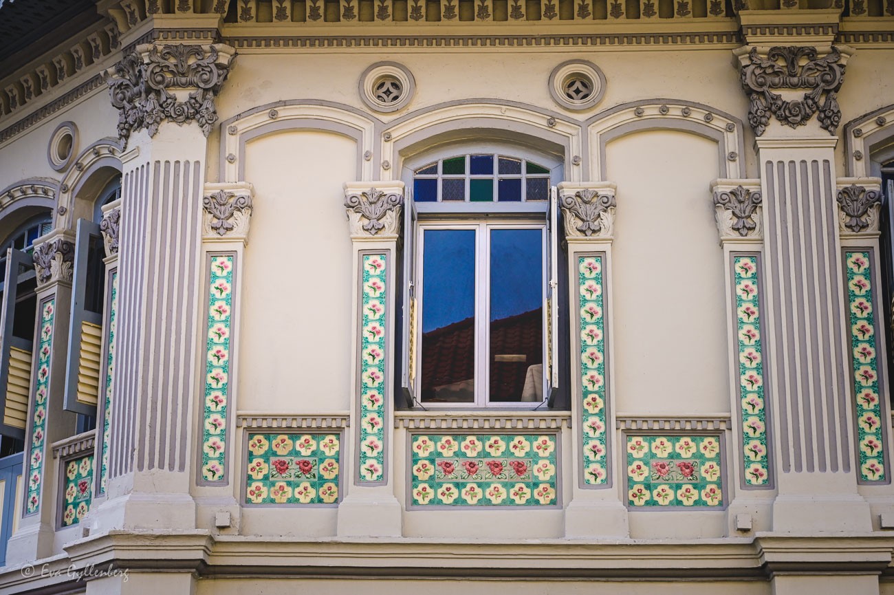 Dekorativt kakel på fasaden av ett hus i Joo Chiat
