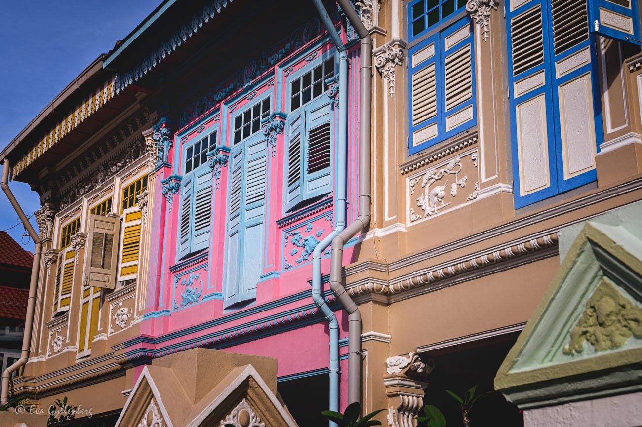 Rosa och beige shop houses