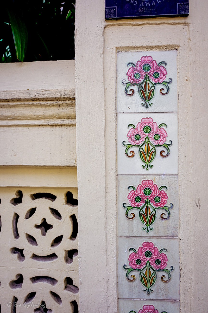 Vackert blomsterkakel med rosa blommor