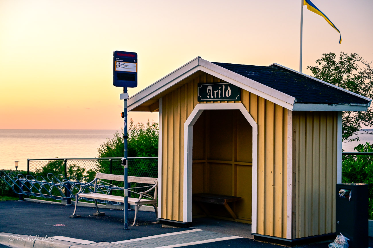 Liten busskur med Arild-skylt i Arild
