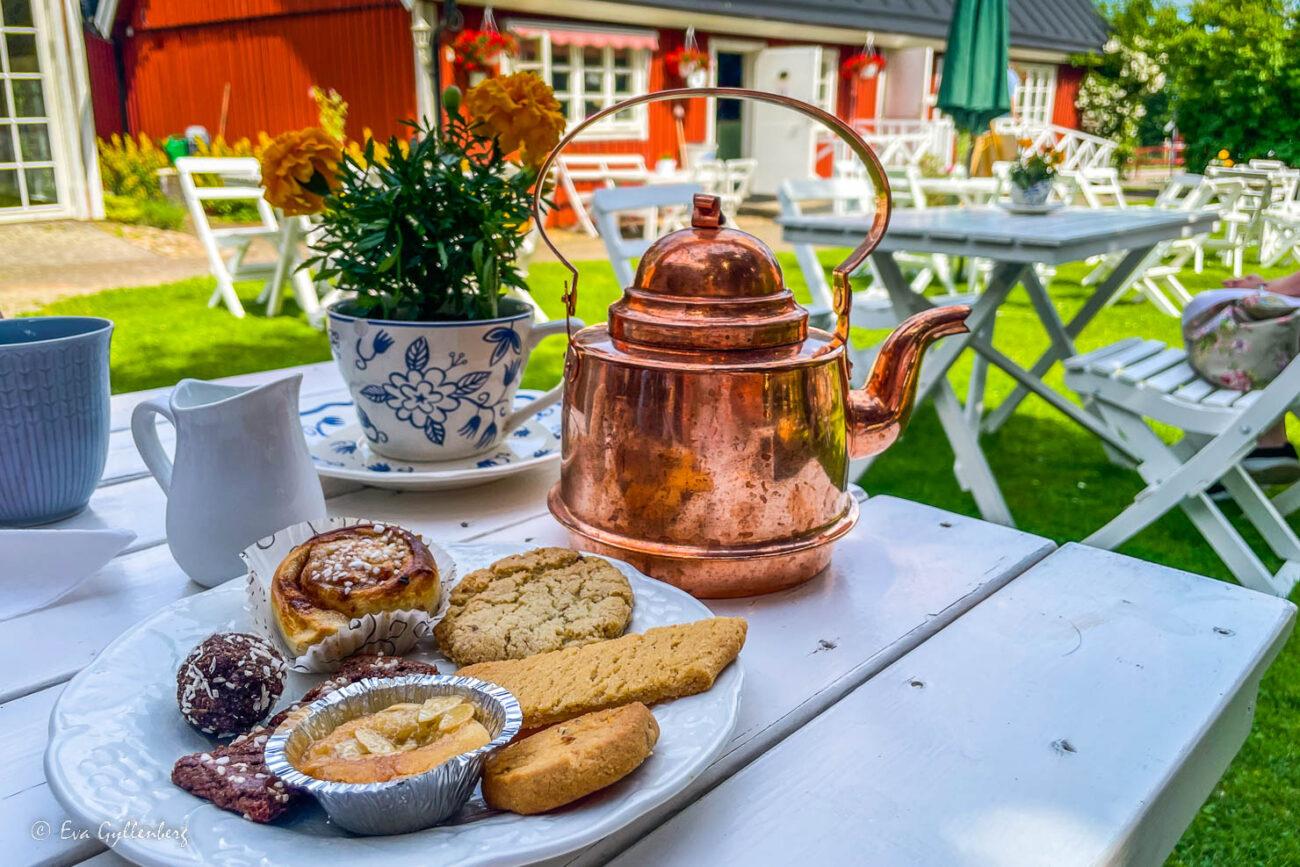 Lotta på Åsen Cafe med sju sorters kakor och kaffe i kopparkittel