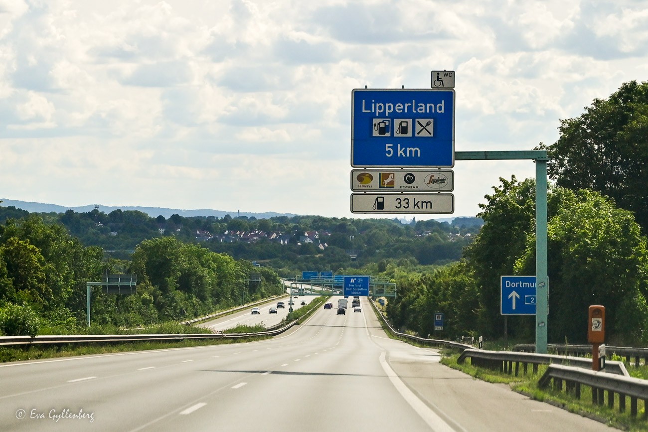 Skylt med information utefter autobahn