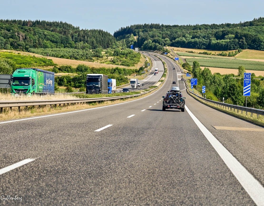 Köra bil på autobahn