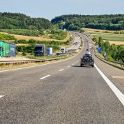 Köra bil på autobahn