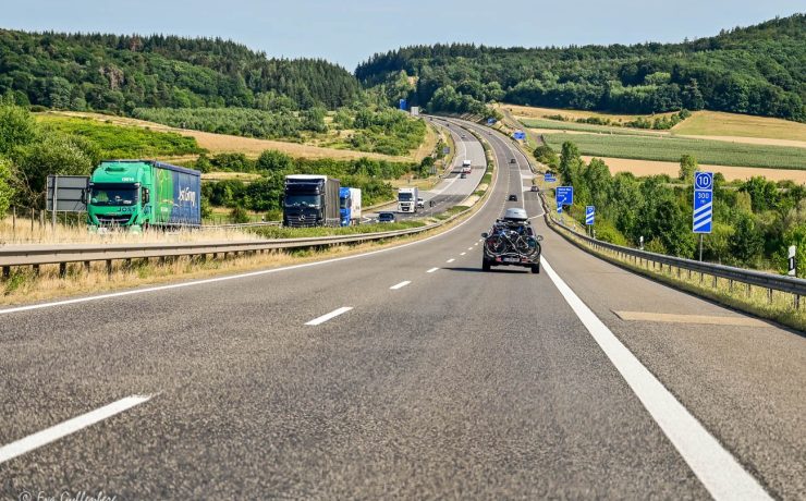 Köra bil på autobahn