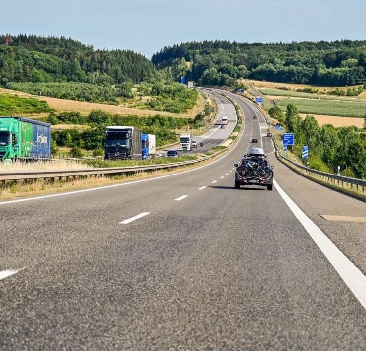 Köra bil på autobahn