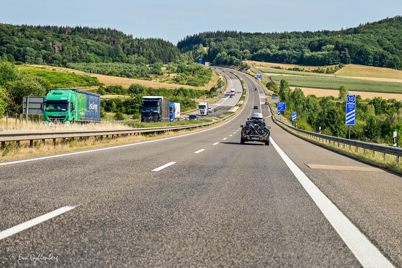 Köra bil på autobahn
