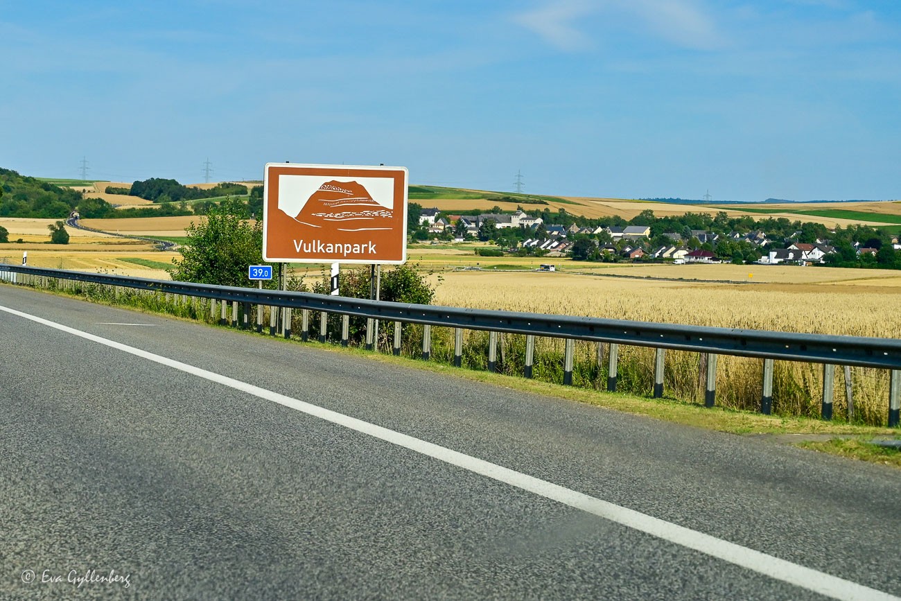 Brun skylt för sevärdheter utefter autobahn
