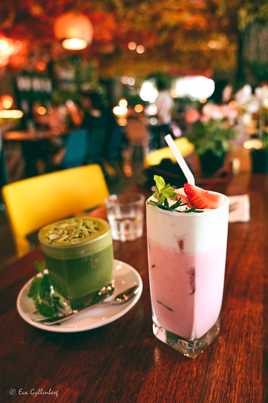 en macha och en rosa jordgubbsdrink