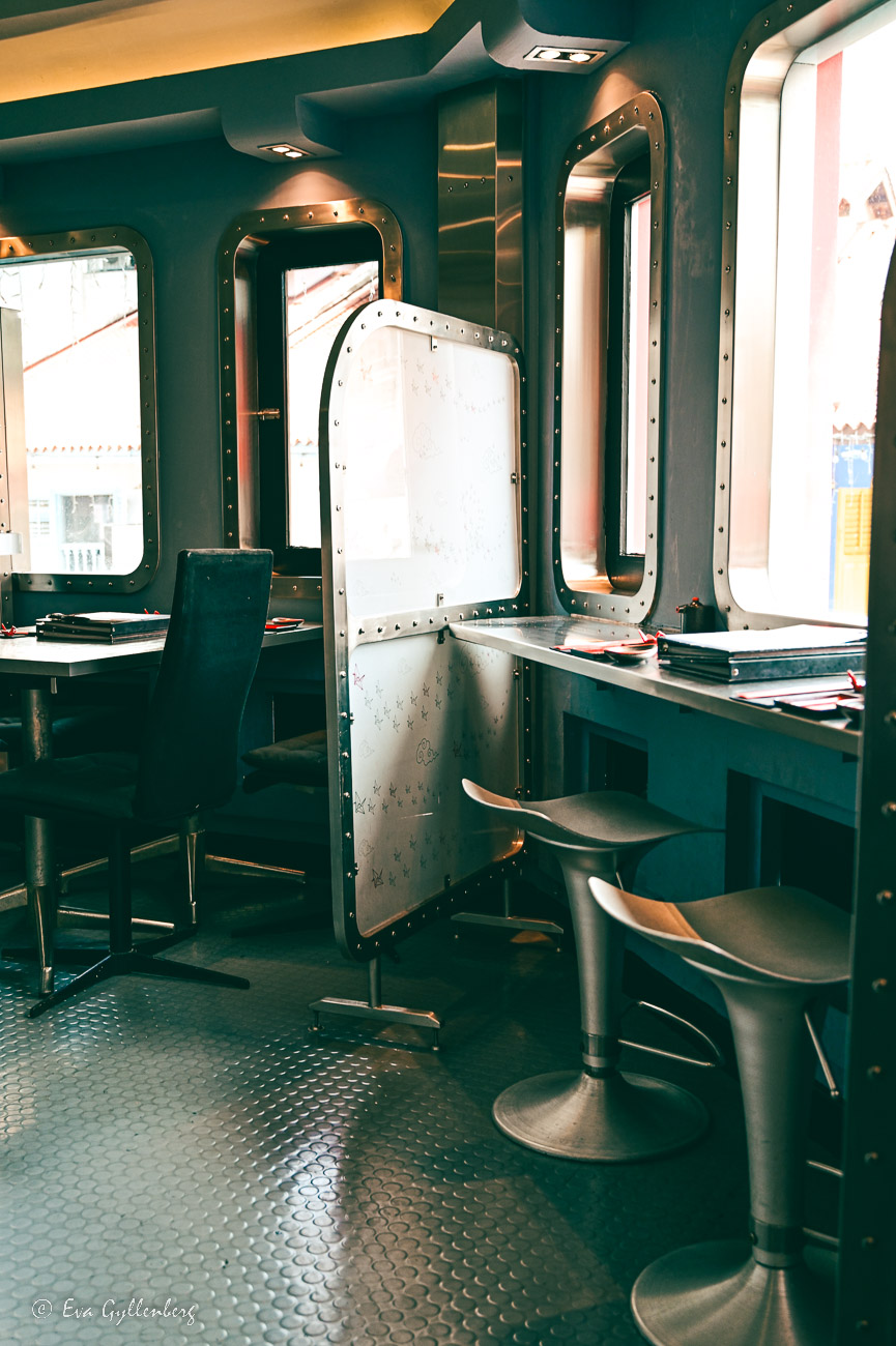 restaurang som ser ut som ett flygplan inuti