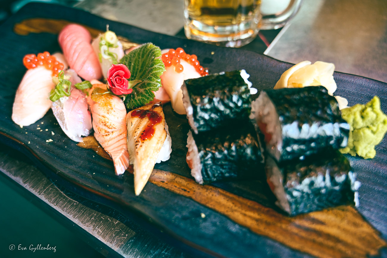 vacker sushi med dekorationer