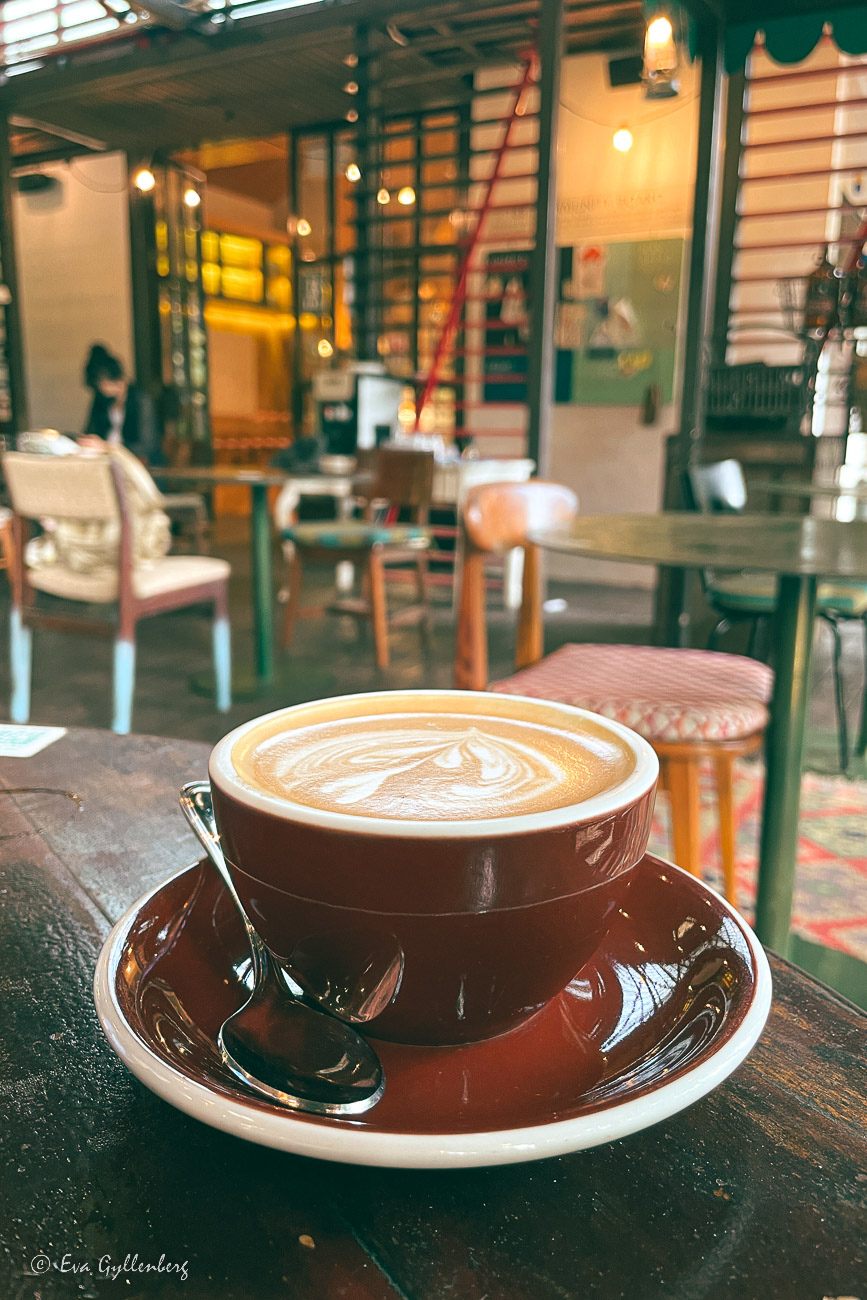 en cappucino på ett café