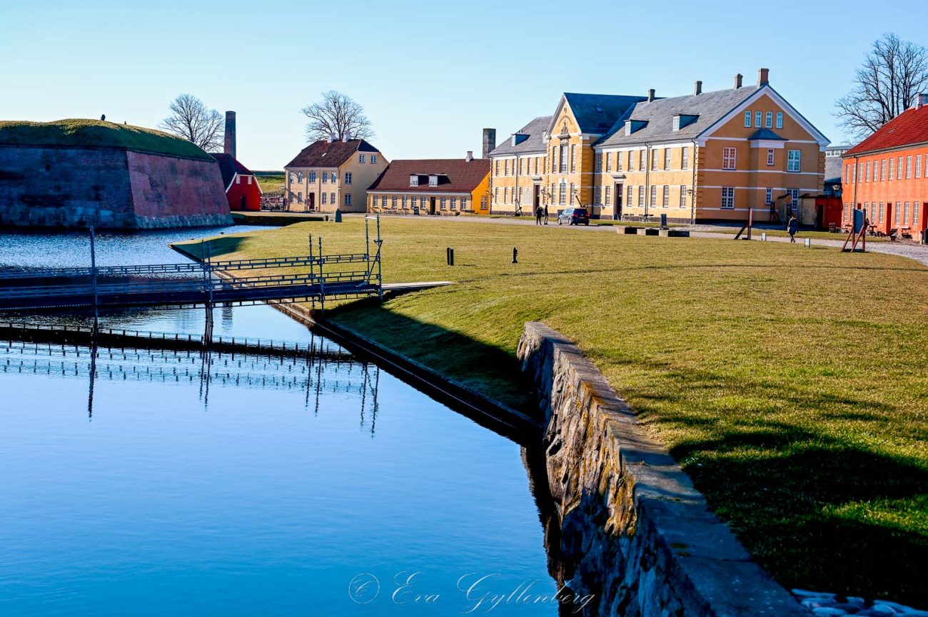 Hus runt omkring vallgraven kring slottet