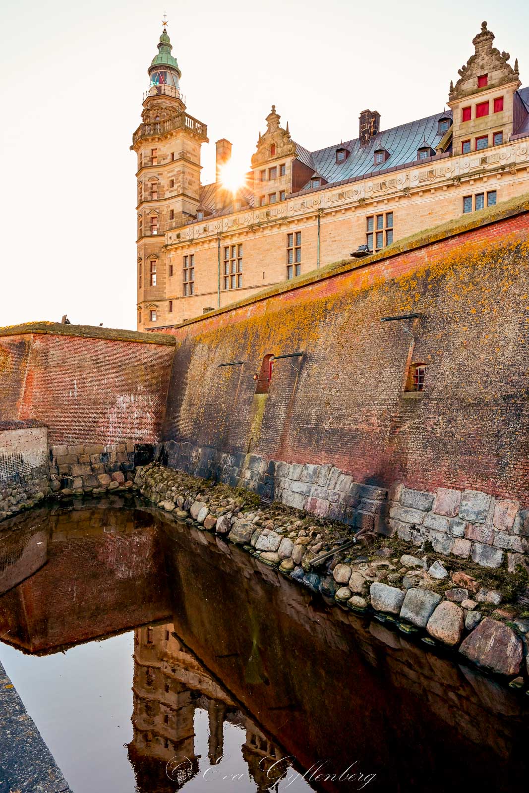 Solsken över Kronborg slott med vallgrav
