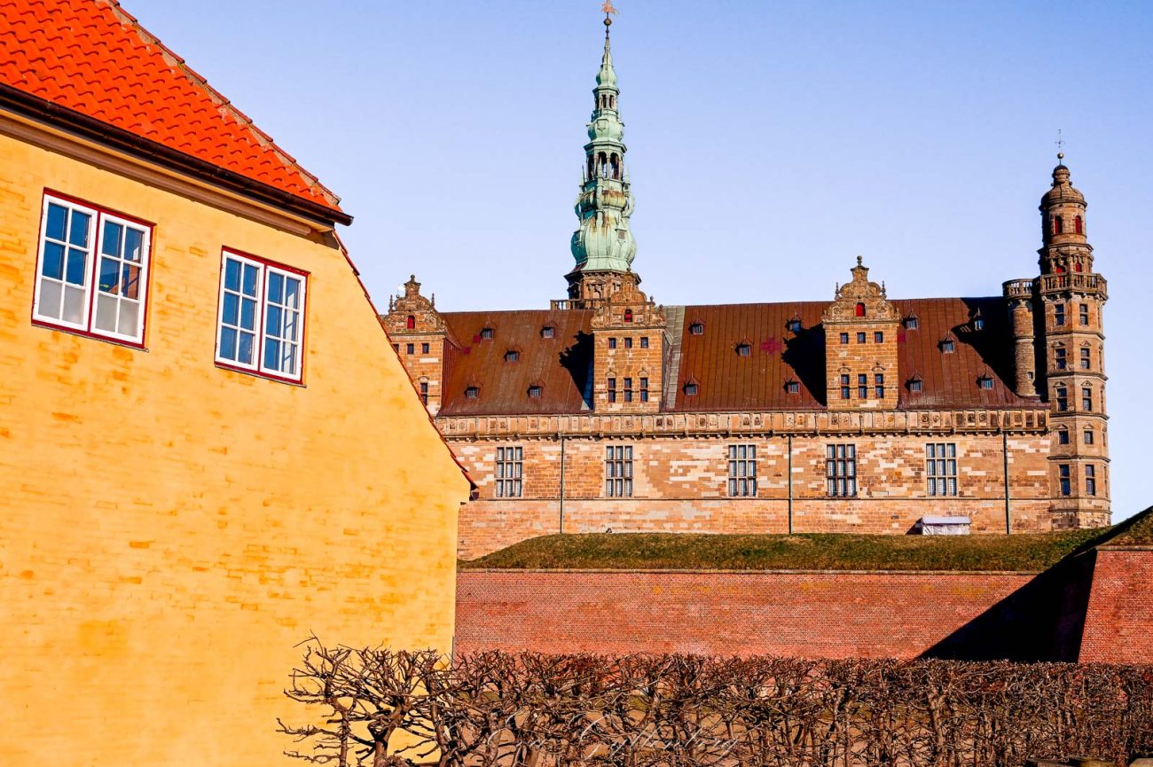 Kronborg castle behind a hedge