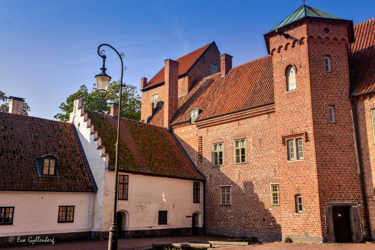 Innergården på Bäckaskog slott har även små vita hus