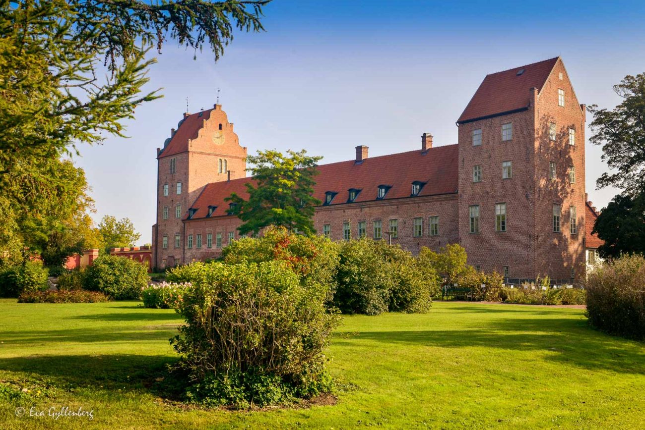 Bäckaskog slott i tegel med rött tak