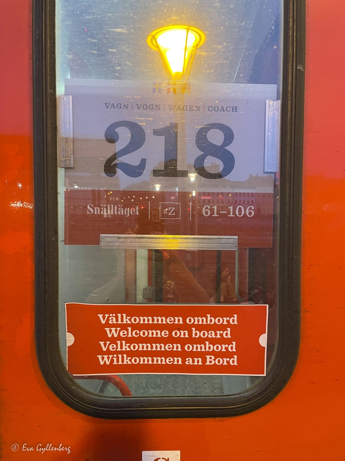Orange dörr på Snälltåget