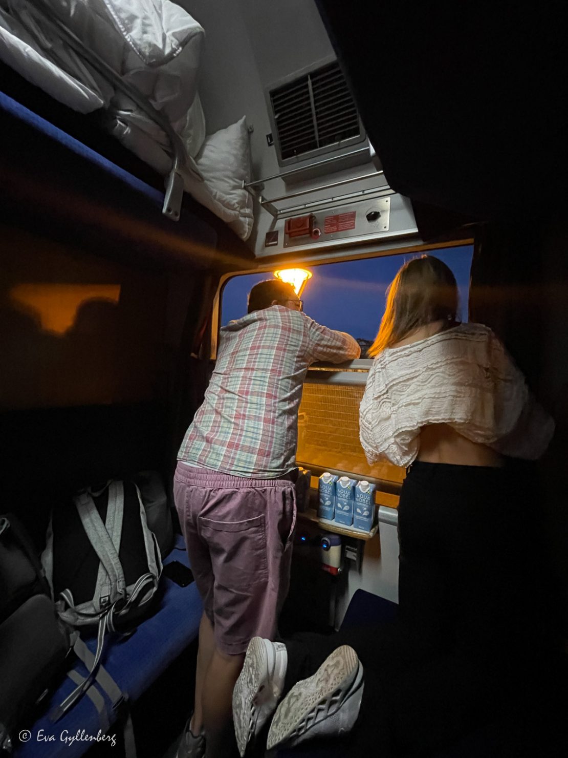 Två personer i en kupé som åkerSnälltåget till Berlin