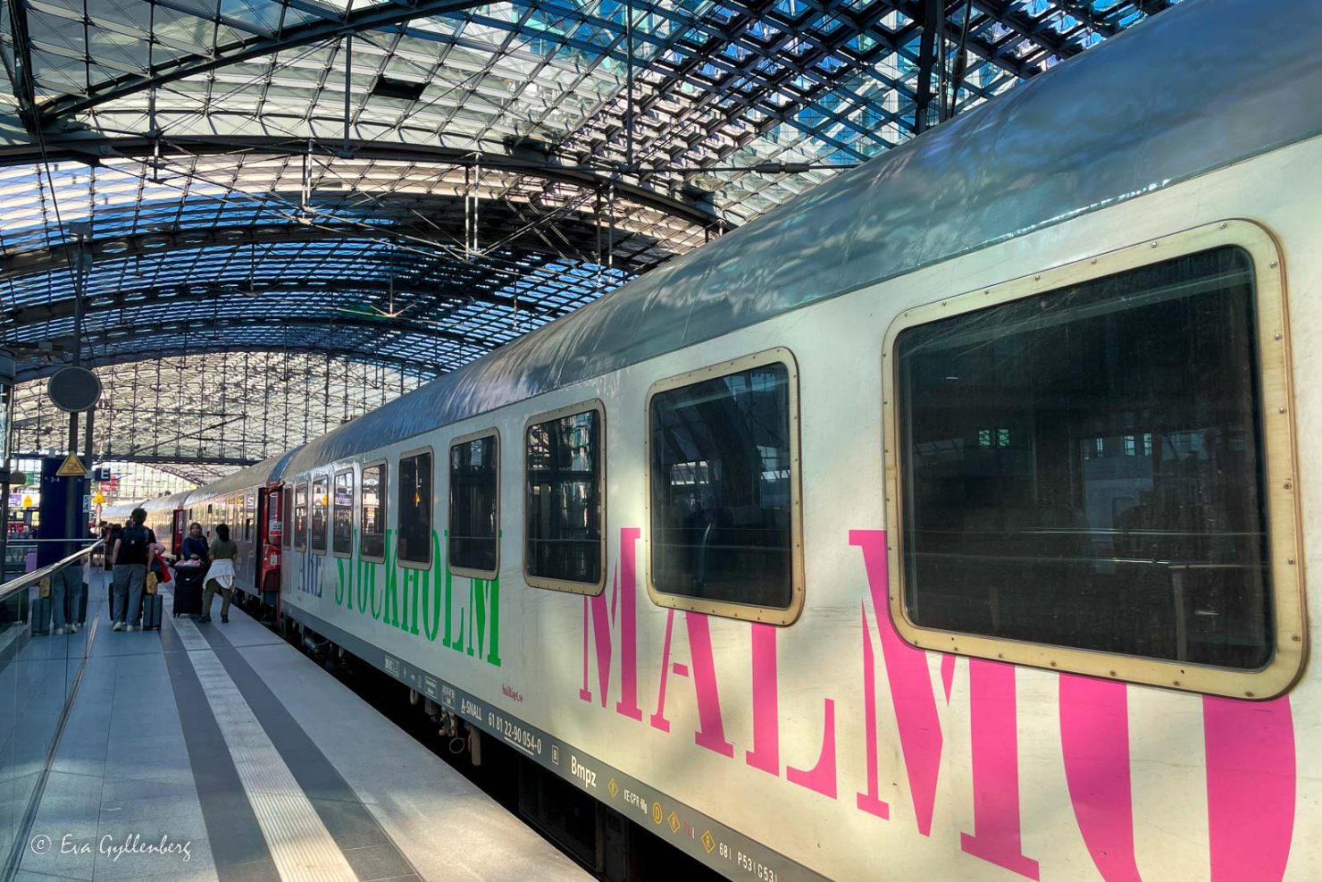 Om du tar Snälltåget till Berlin så kommer du till Berlins centralstation i glas