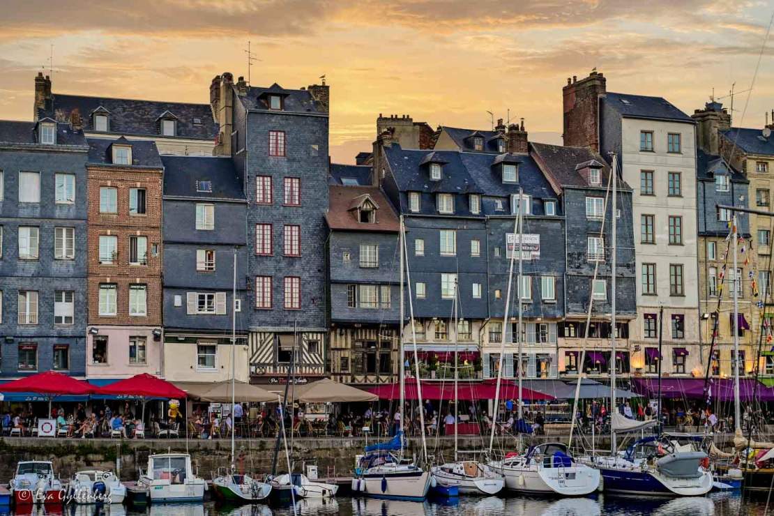De höga och smala husen i hamnen i Honfleur