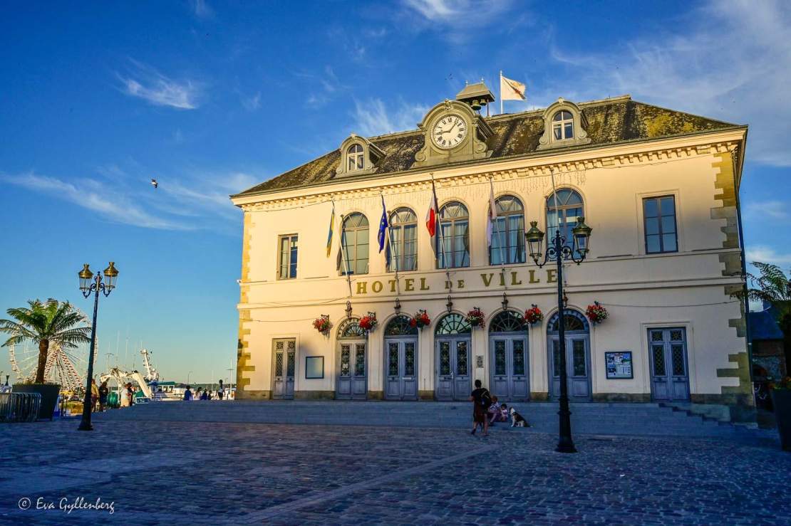 Hotel de ville i solnedgång