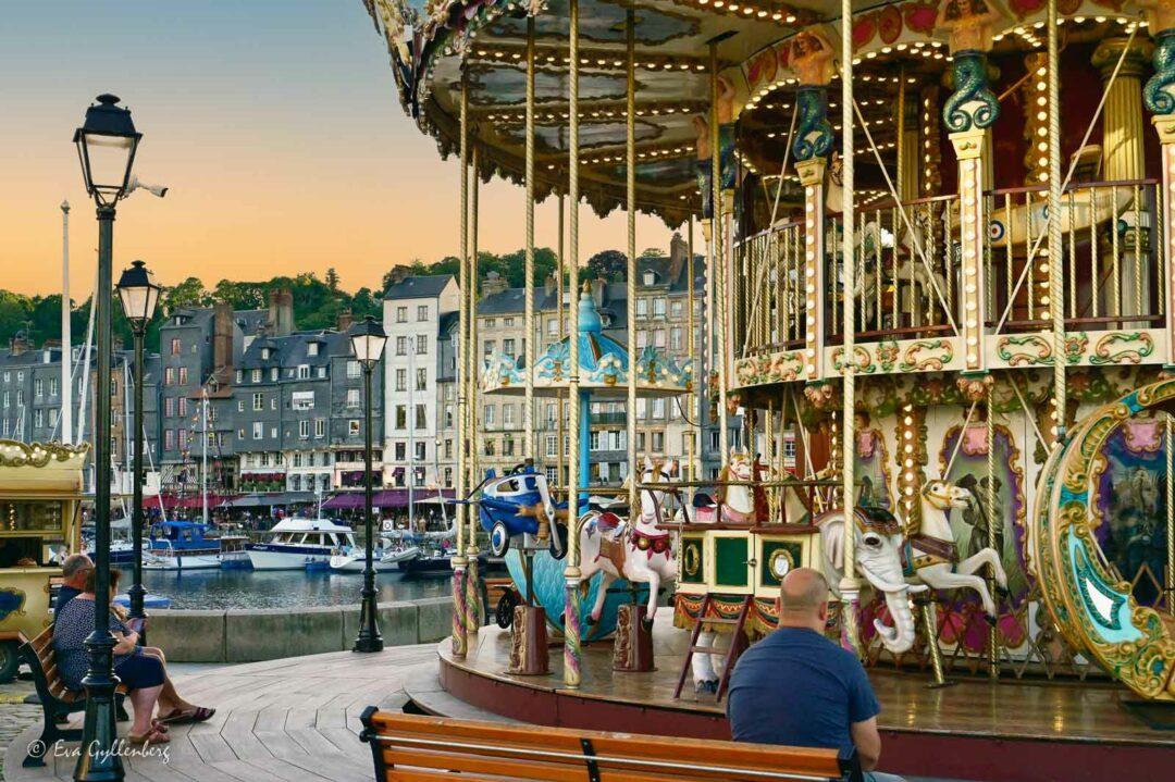 Karusellen i hamnen i Honfleur i solnedgång