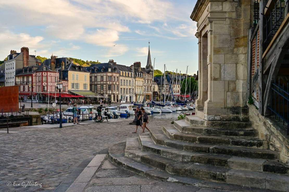 Honfleurs hamn med en stentrappa