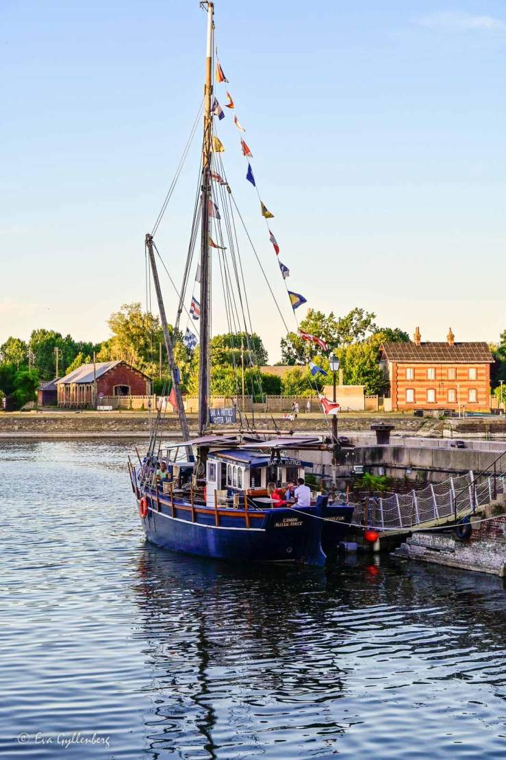 en segelbåt i en hamn som säljer ostron