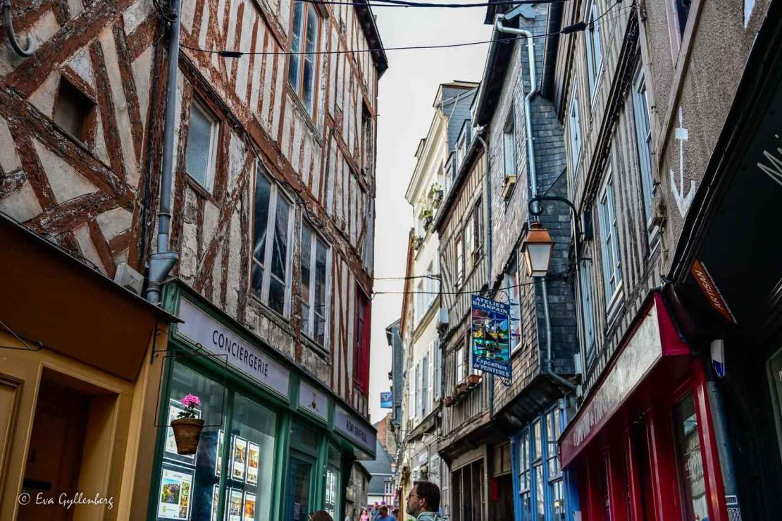 trång gata i Honfleur