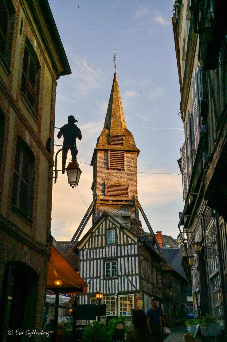 kyrka i solnedgång i Normandie