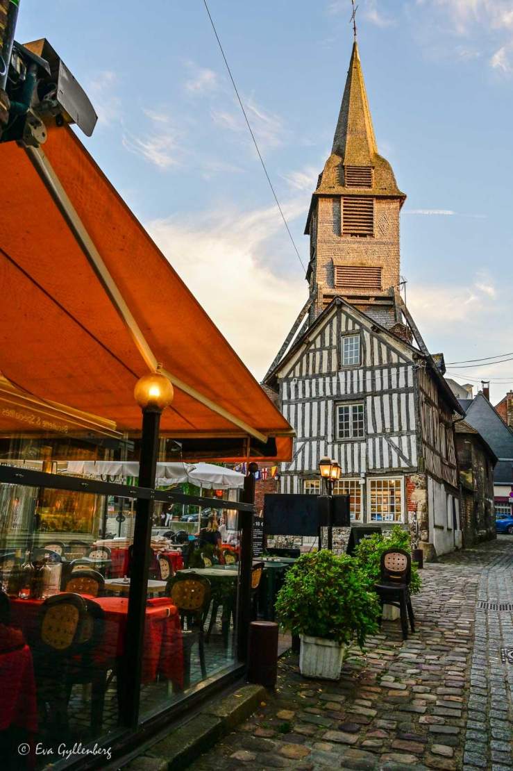 Kyrka med korsvirke i bakgrunden av en restaurang