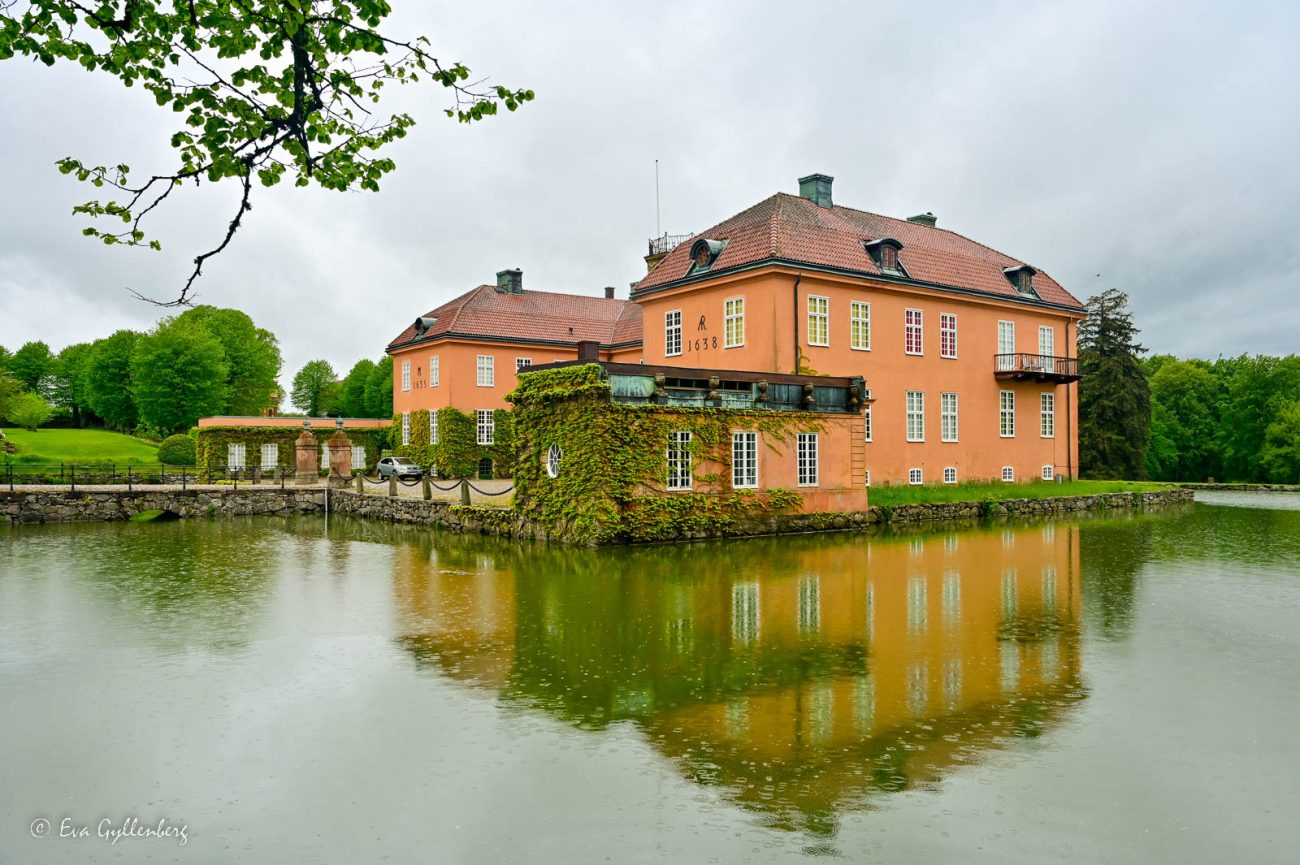 Det orangea slottet Maltesholm omgiven av vallgrav