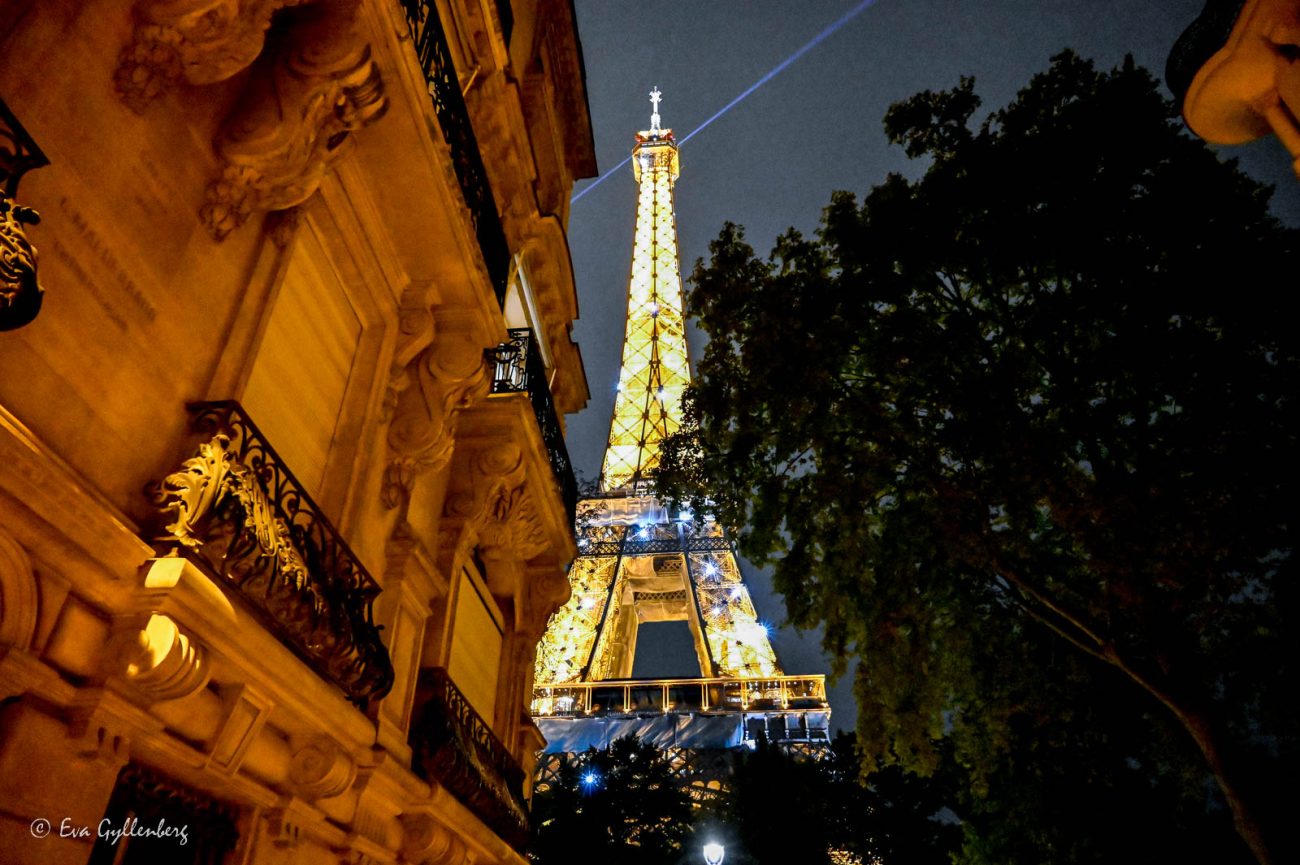 Eiffeltornet i nattbelysning - ett måste under en weekend i Paris