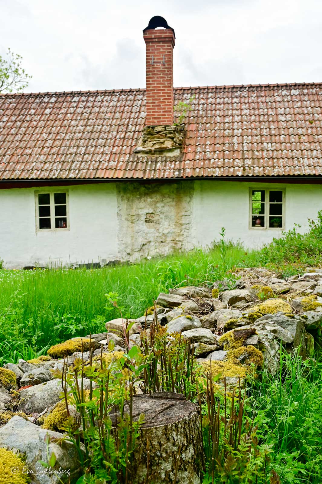 Stenmur vid litet hus vid Torsebro krutbruk