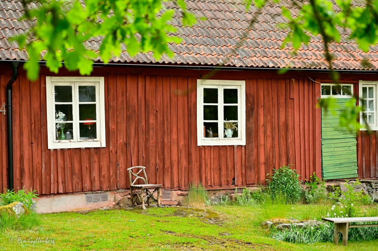Röd träfasad till stuga vid Torsebro krutbruk